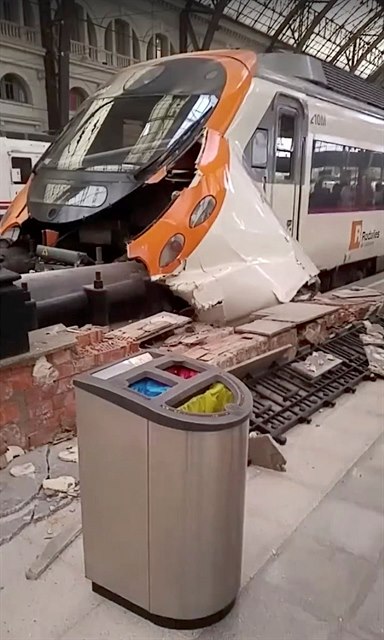 Vlak patrn po píjezdu z barcelonského pedmstí San Vicente Calders poblí...