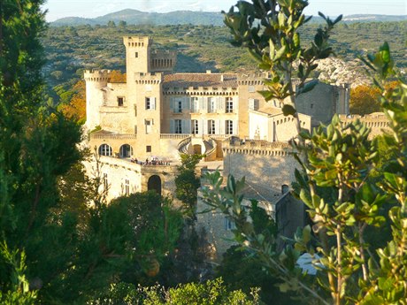 Hrad La Barben ve francouzském Provence je na prodej za 15 milion eur.