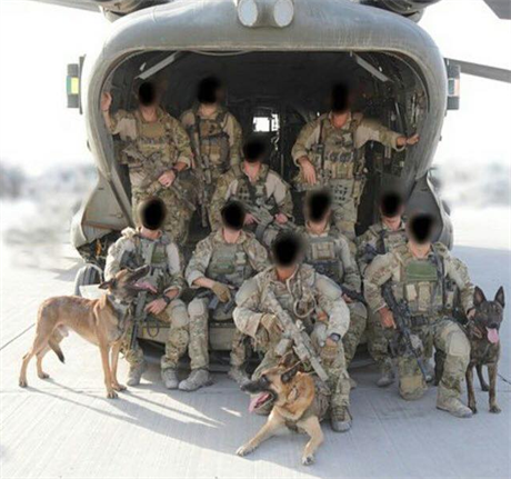 Písluníci britské speciální jednotky SAS ukazují fotky z akce na facebookové...