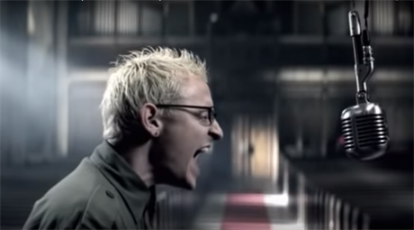 Linkin Park. Chester Bennington zpívá ve videu k singlu Numb.