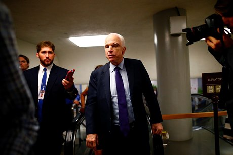 Republikánský senátor John McCain (vpravo) pijídí na hlasování o zdravotnické...