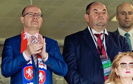 Fotbal spojuje nejen národy. Bohuslav Sobotka (vlevo) a Miroslav Pelta...