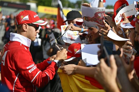 Sebastian Vettel rozdává autogramy fanoukm