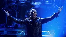 Chester Bennington - Linkin Park vystupuje na tyictm American Music Awards...