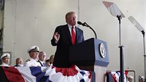 Donald Trump hovo�� na slavnostn� ceremonii, kter� p�iv�tala novou letadlovou...