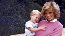 Těhotná princezna Diana drží prince Williama. Za několik měsíců se narodí princ...