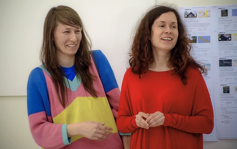 Posedlost tvo�ivostí. Jana Kalinová (vlevo) na vernisá�i své výstavy.