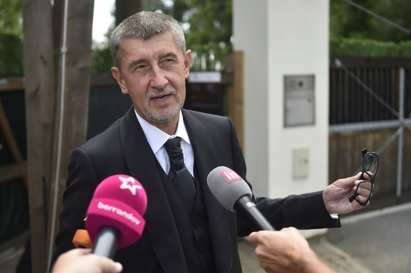 �éf hnutí ANO Andrej Babi� hovo�í s noviná�i p�ed svatbou.
