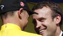 Francouzský prezident Emmanuel Macron s Chrisem Froomem na Tour de France 2017.