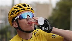 Tour de France 2017: Chris Froome popíjí ampaské v poslední etap.