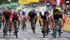 Tour de France 2017: fini závrené etapy, vpravo vítzný Dylan Groenewegen.