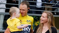 Tour de France 2017: tynásobný ampion se svoji rodinou v cíli závodu.