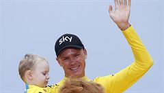 Tour de France 2017: dojatý Chris Froome na stupních vítz se svým synem.