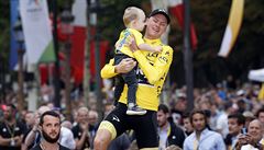 Tour de France 2017: dojatý Chris Froome si jde o dalí triumf se synem v...