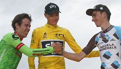 Tour de France 2017: (zleva) druhý Rigoberto Uran, vítzný Chris Froome a tetí...