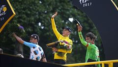 Tour de France 2017: nejlepí trojice celkového poadí (zleva), tetí Romain...