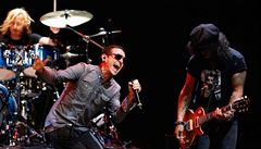 Hlavní zpěvák Linkin Park Chester Bennington se oběsil.