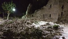 �Dva �i t�i jsou ve vá�ném stavu,� dodal. Záchraná�i prohledávají trosky, zda...