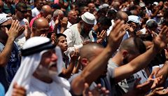 Muslimové se dnes v poledne modlili v ulicích města, protože odmítají projít... | na serveru Lidovky.cz | aktuální zprávy