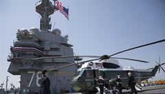 Americký prezident Donald Trump pichází k letadlové lodi USS Gerald R. Ford...