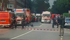 Bezpenostní síly a záchranáské ambulance na míst útoku