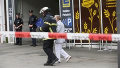 Starí ena je doprovázena hasiem po útoku noe u supermarketu v Hamburku.