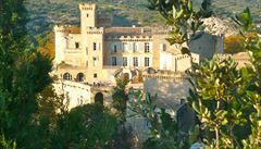 Hrad La Barben ve francouzském Provence je na prodej za 15 milionů eur.