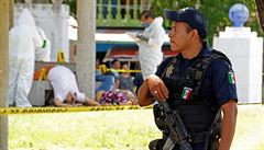 Mexi�tí policisté na míst� �inu ve m�st� Villahermosa, kde neznámí st�elci...