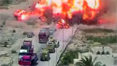 VIDEO: Egyptsk tank zvlcoval auto pln vbunin. Lid tak stihli uniknout explozi