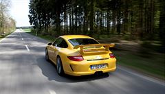 Výrazný zadní spojler a další prvky nejsou u Porsche 911 GT3 jen pro ozdobu a...