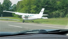 VIDEO: Letadlo nouzov pistlo na dlnici mezi automobily