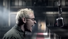 Otupělá na Karlově mostě. ‚Nejslavnější‘ video Linkin Park se natáčelo v Praze