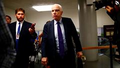 Republikánský senátor John McCain (vpravo) pijídí na hlasování o zdravotnické...