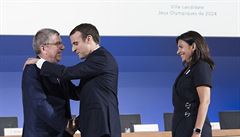 Pedseda MOV Thomas Bach a francouzský prezident Emmanuel Macron.