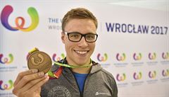 eský ploutvový plavec Jakub Jarolím s bronzovou medailí z páteního závodu.