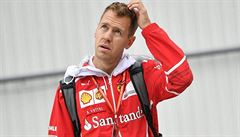 Německý jezdec formule 1 Sebastian Vettel z Ferrari prochází paddockem na...