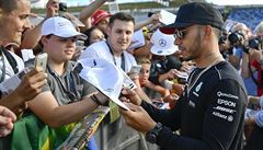Britský jezdec formule 1 Lewis Hamilton dává autogramy fanoukm