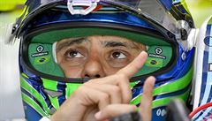 Brazislký závodník Felpie Massa v boxech s automechaniky