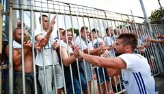 Vechno je jinak. Bankovci ped stadionem v Plzni stt nebudou. Mou dovnit