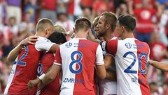 Fotbalisté Slavie oslavují branku. | na serveru Lidovky.cz | aktuální zprávy