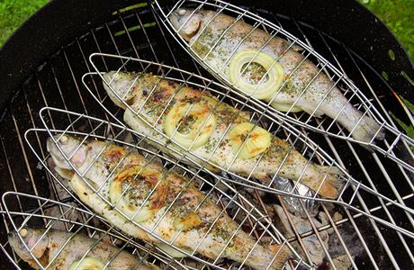 Ideální večeře? Grilované ryby. Zkuste sardinky s polníčkem | Dobrá chuť |  Lidovky.cz