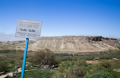 Tabulka upozoruje návtvníky, e oáza Saura je chránnou pírodní památkou