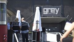 Policejní stá� p�ed diskotékou.