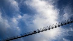 Pár na údajn� nejdel�ím visutém most� pro p�í na sv�t�.