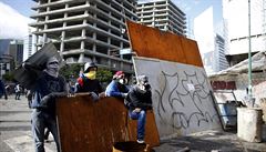 V zemi v den voleb podle prokuratury zahynulo pi stetech mezi demonstranty a...