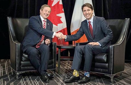 Kdy kotník mluví. Kanadský premiér Justin Trudeau pouívá ponoky podobn jako...