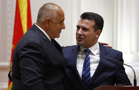 Bulharský premiér Borissov a jeho Makedonský protjek Zaev po podpisu dohody o...