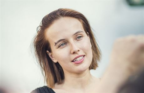 Tereza Vokov fotografovna na festivalu ve Slavonicch, kterho se...