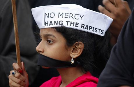 Indická dívka se zúastnila protest na poest znásilnné studentce, která...