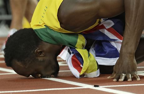 Usain Bolt se lou se svou oblbenou stovkou zvrenm polibkem tartanu.